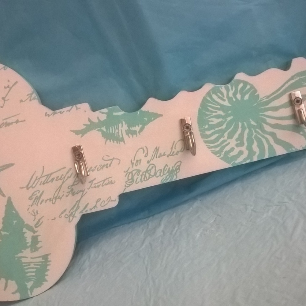 Wood Key Shape Keyholder from Beachcombers